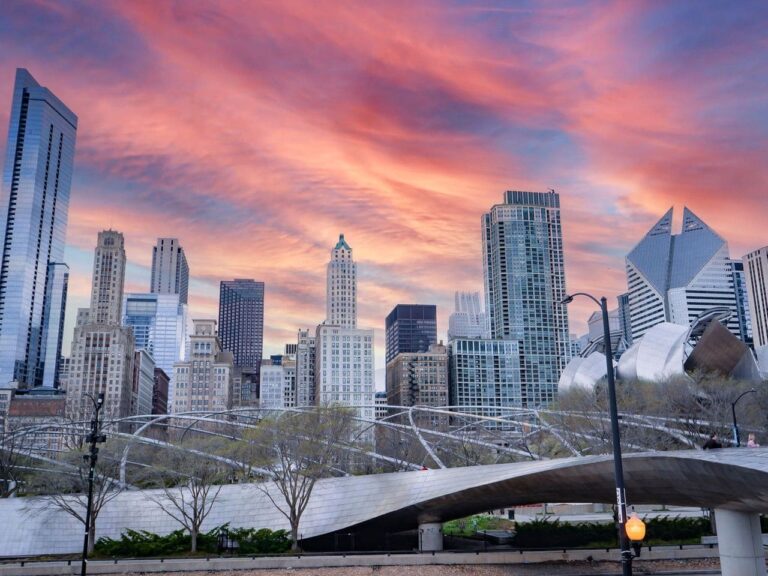 O que fazer em Chicago? Confira dicas de passeios, pontos turísticos icônicos e sugestões para curtir essa cidade incrível o ano inteiro.