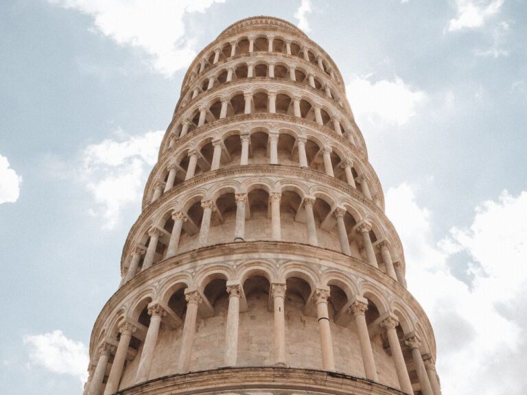 Famosa pela inclinação curiosa, a Torre de Pisa é um dos monumentos mais icônicos da Itália, localizada na região da Toscana.
