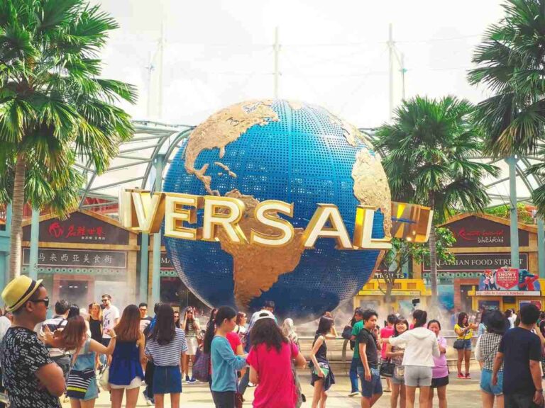 Turistas em um dos parques da Universal em Orlando.