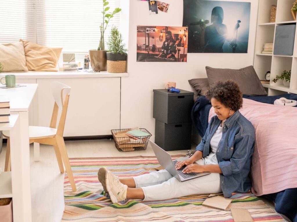 Mulher pesquisando sites para acomodação estudantil nos EUA.