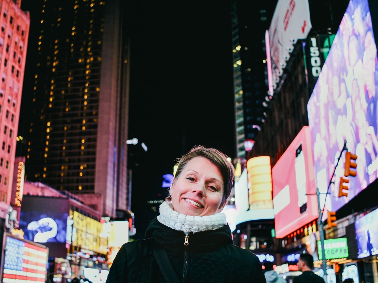 Times Square é a região mais icônica de Nova York, famosa pelos telões, teatros, lojas temáticas, artistas de rua e pela vida que nunca desacelera.