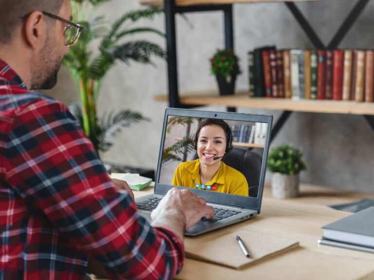 Homem usando tradução do Meet em entrevistas de emprego.