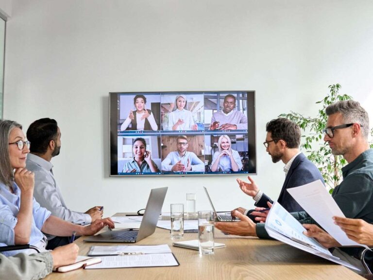 Pessoas usando tradução simultânea para reuniões