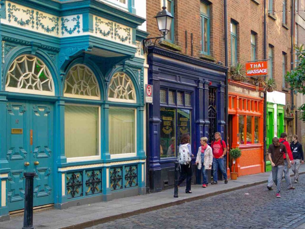 Pessoas caminhando em Dublin que tem custo de vida na Irlandna alto.