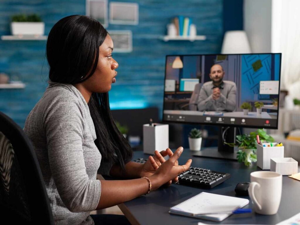 Mulher participando de entrevista remota de emprego.