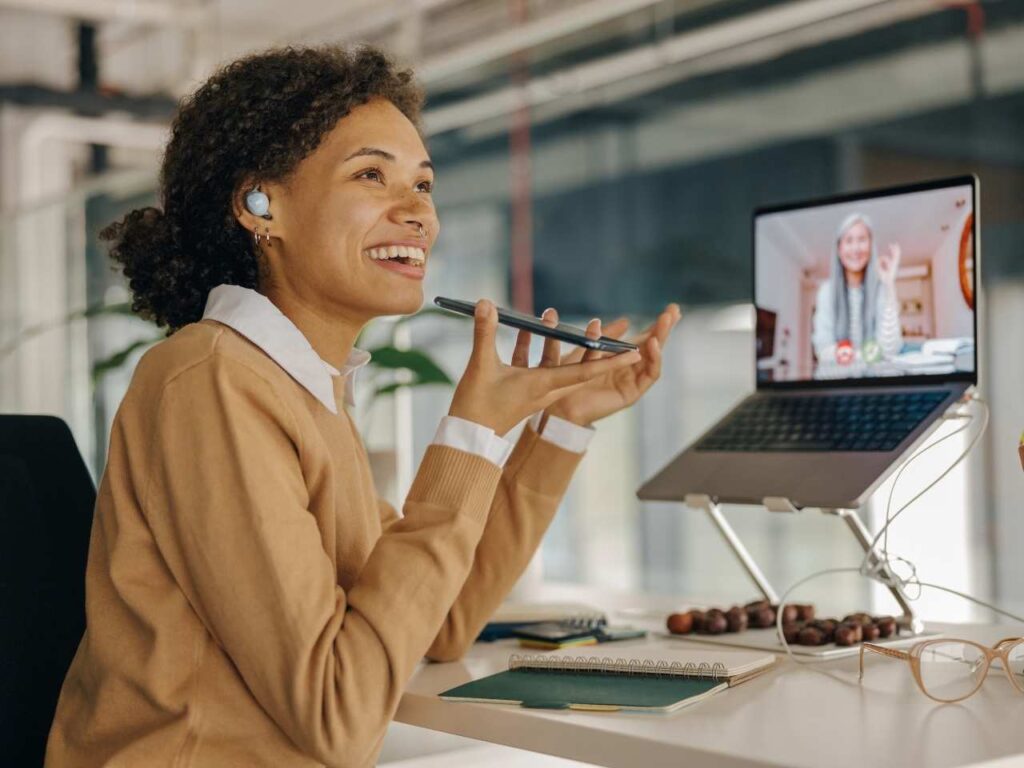 Mulher participando de reunião online.