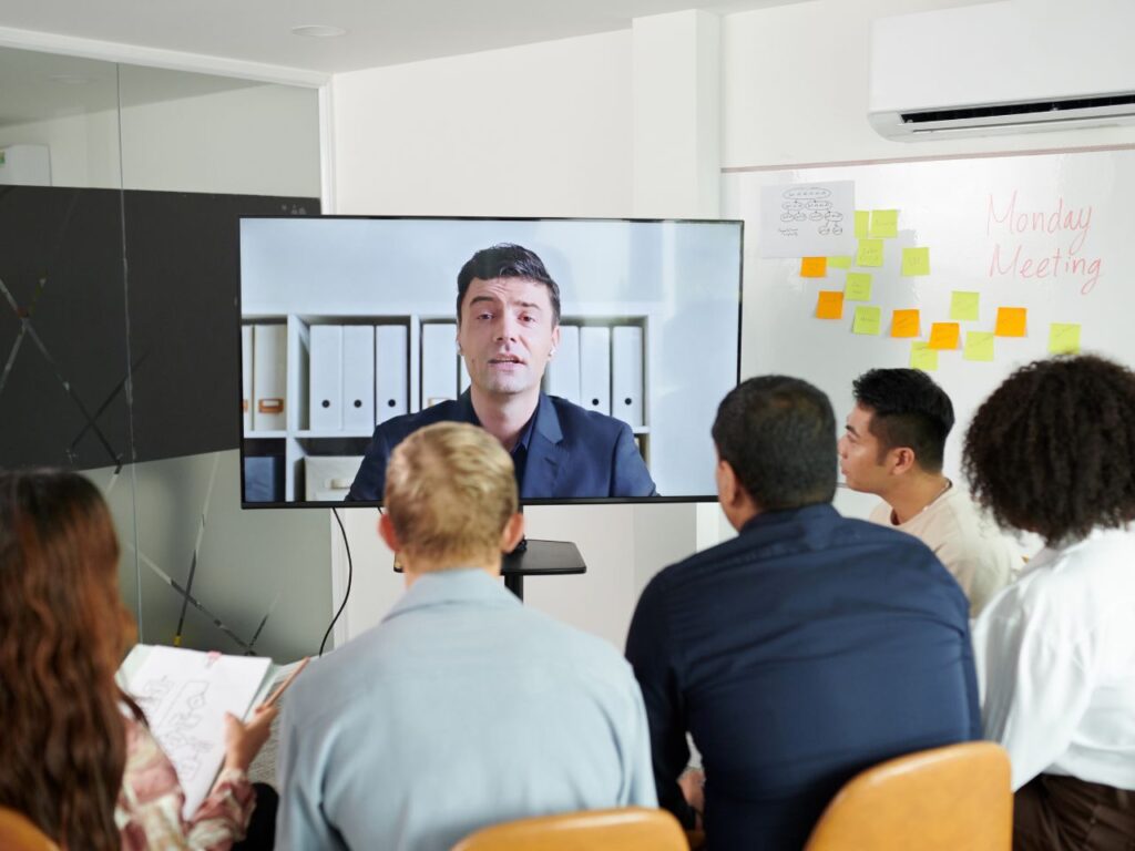 Workshop da empresa usando tradução simultânea para eventos internacionais