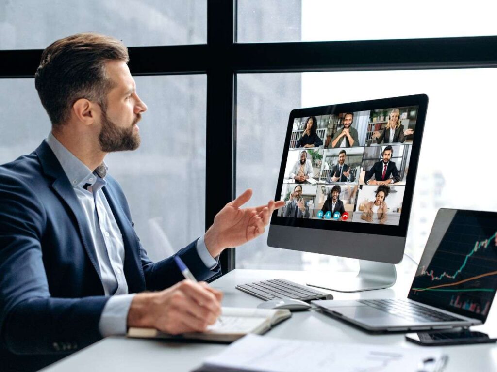 Homem usando usando tradução simultânea para reuniões