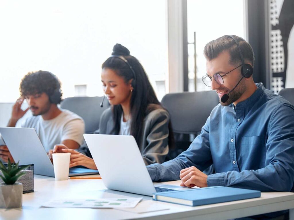 Equipe de vendedores em atendimento ao cliente com tradução simultânea