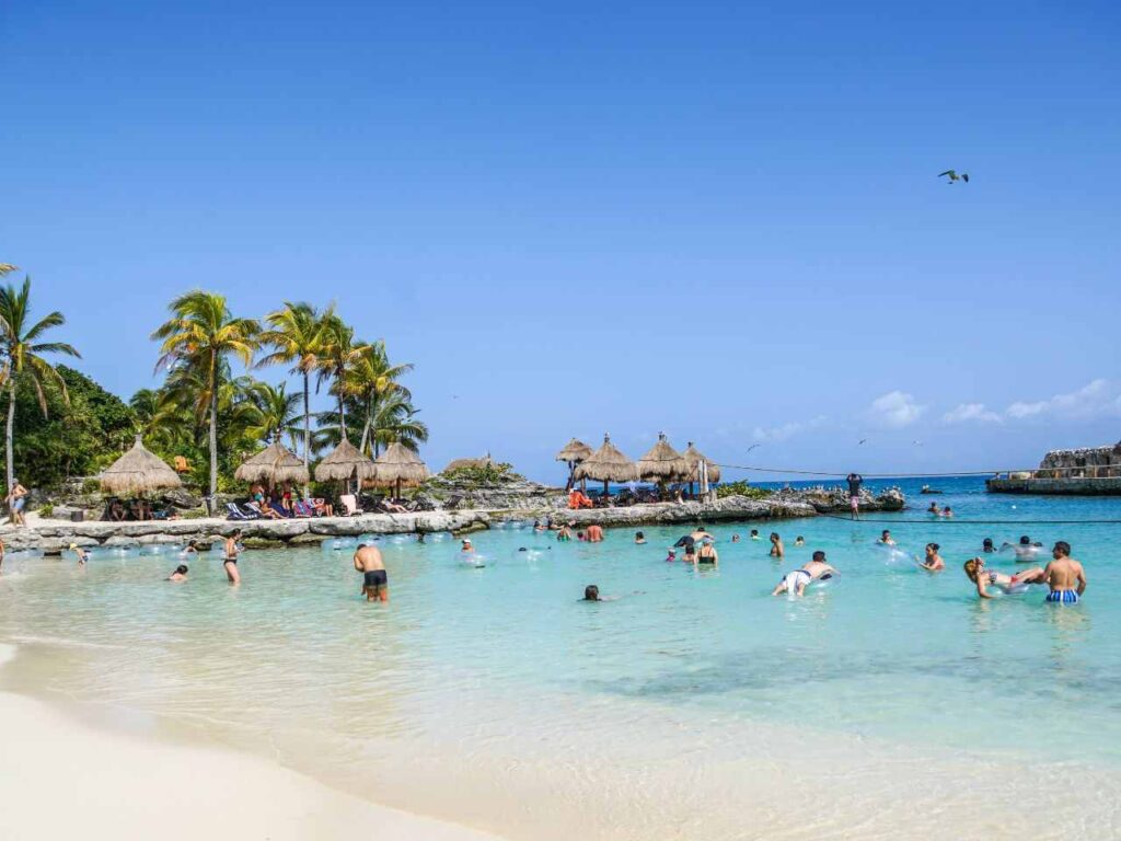 Turistas na praia durante a melhor época para ir a Cancún