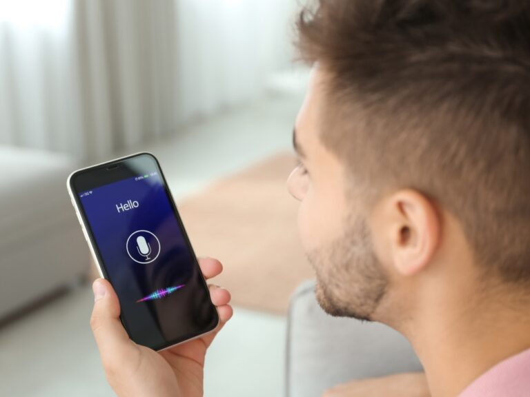 Homem usando Apple Siri com ChatGPT