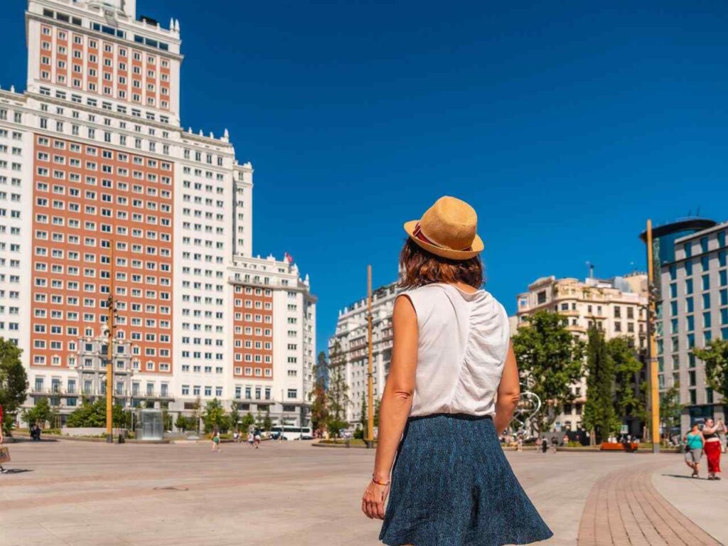 Mulher em Plaza Mayor em Madrid