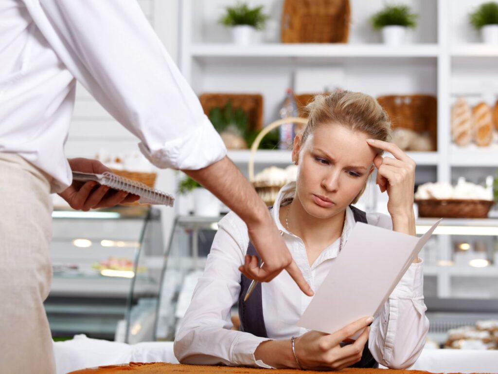 Chefe cobrando resultados da funcionária