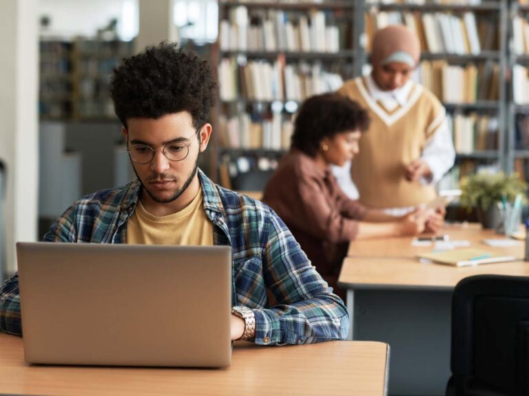 Aluno lendo como transferir faculdade do Brasil para os EUA