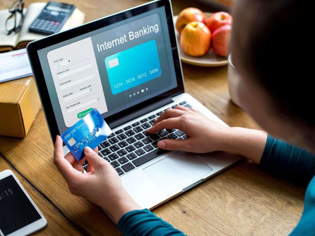Mulher fazendo transferência internacional online.