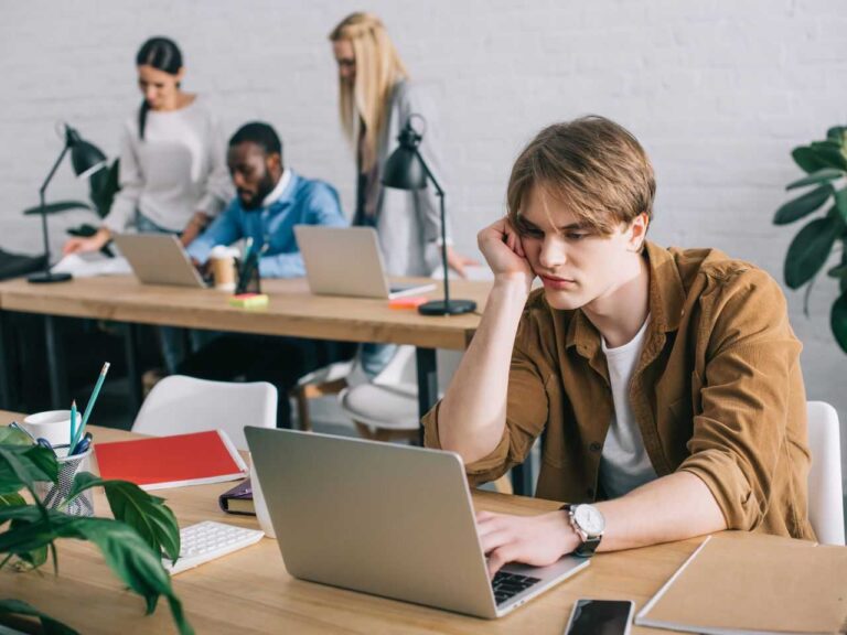 Funcionário praticando ghostworking no escritóerio.