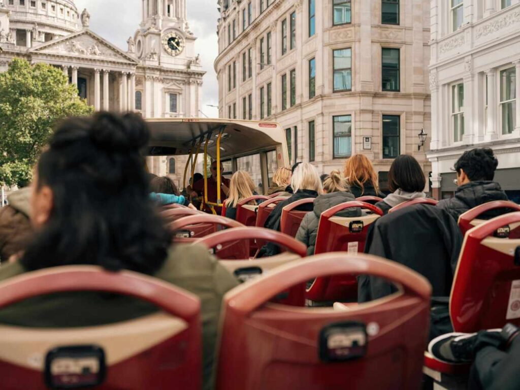 Turistas no ônibus Hop-on Hop-off