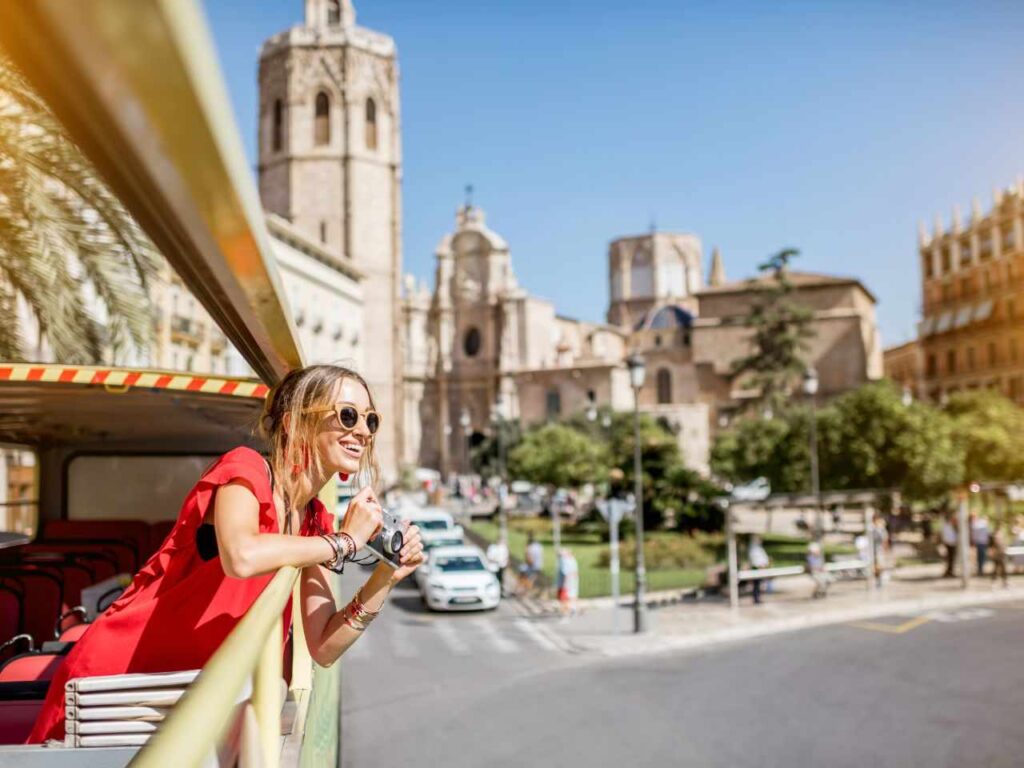 Turista viajando no ônibus Hop-on Hop-off