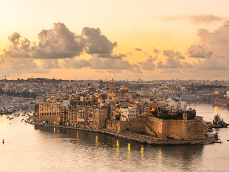 A ilha de Malta encanta com suas águas cristalinas e história milenar