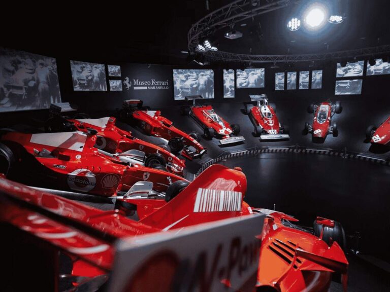 Exposição de carros no Museu da Ferrari