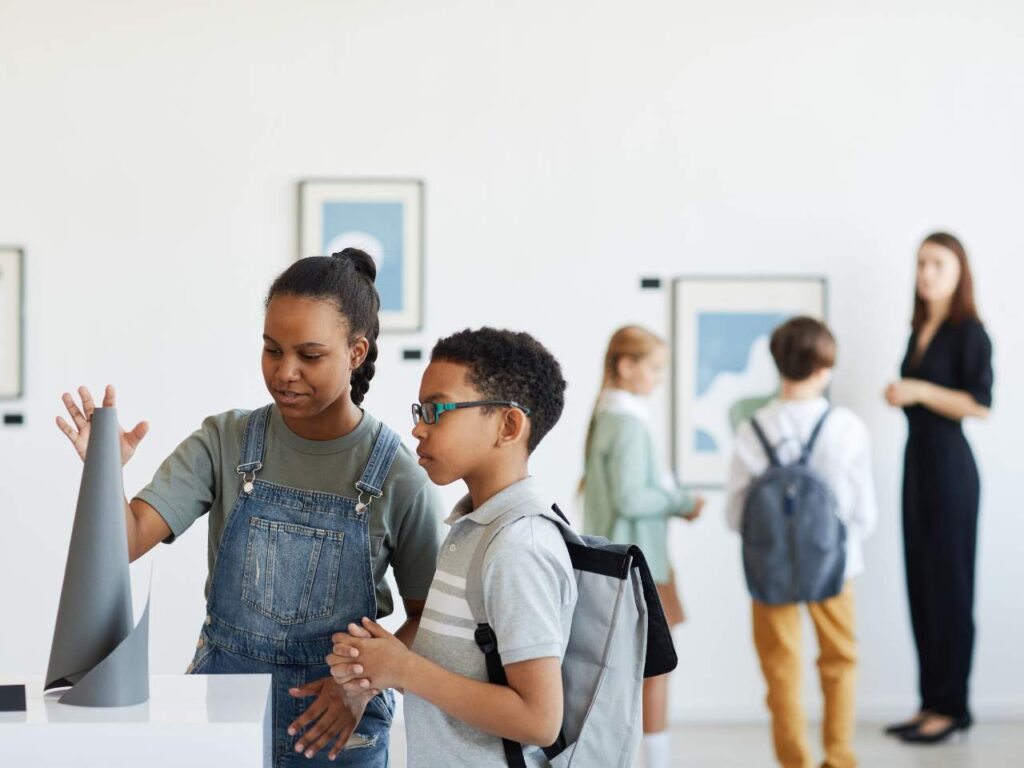 Crianças na excursão dos museus no Rio de Janeiro
