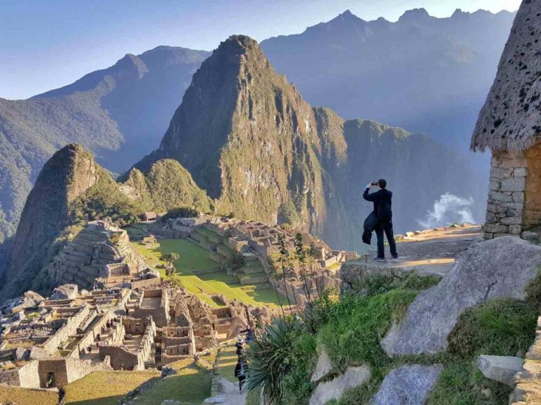 Homem fotografando o Machu Picchu