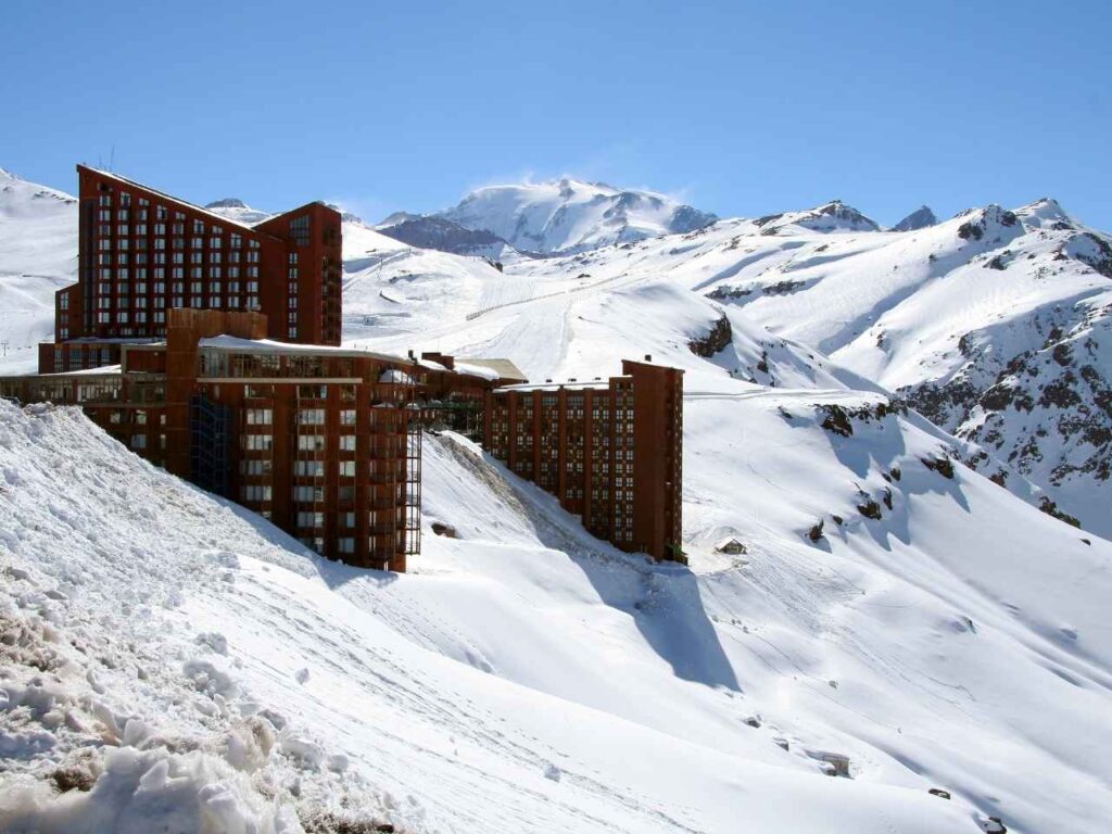 Resort de ski em Valle Nevado um dos melhores destinos de onde esquiar no Chile