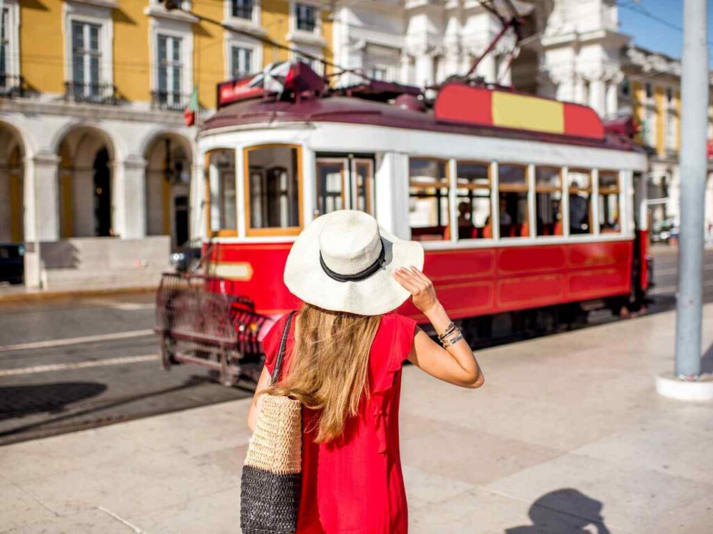 Mulher admirando bonde em Lisboa