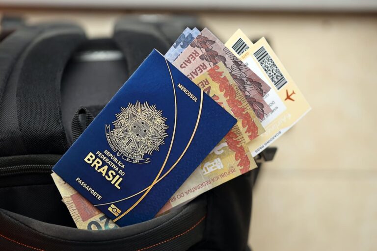 Quem precisa viajar para fora do país com urgência pode solicitar um passaporte emergencial.