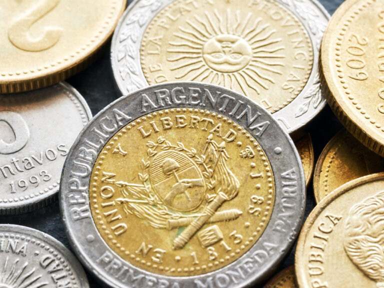O peso argentino passou por muitas mudanças nos últimos anos. Com as crises econômicas e a inflação alta, a moeda perdeu força