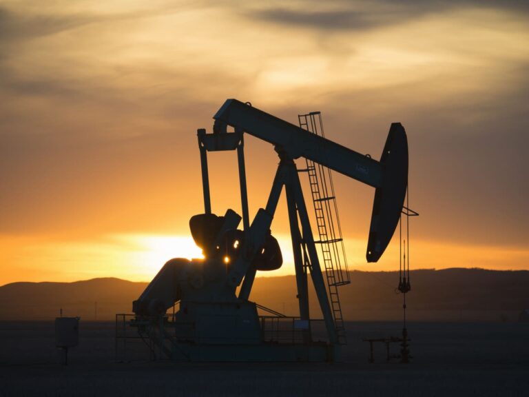 O petróleo é um recurso natural que movimenta economias, abastece carros, esquenta casas e dá origem a diversos produtos do dia a dia
