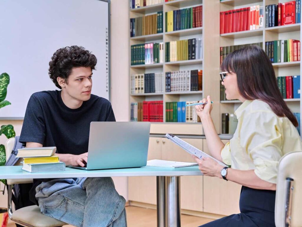Professora e aluno na biblioteca