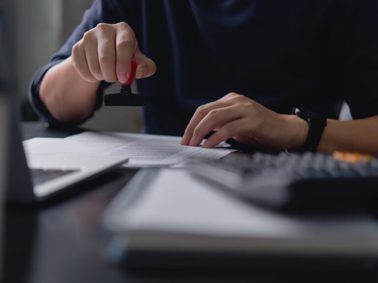 Pessoa que quer saber qual o valor do INSS para autônomo em 2026
