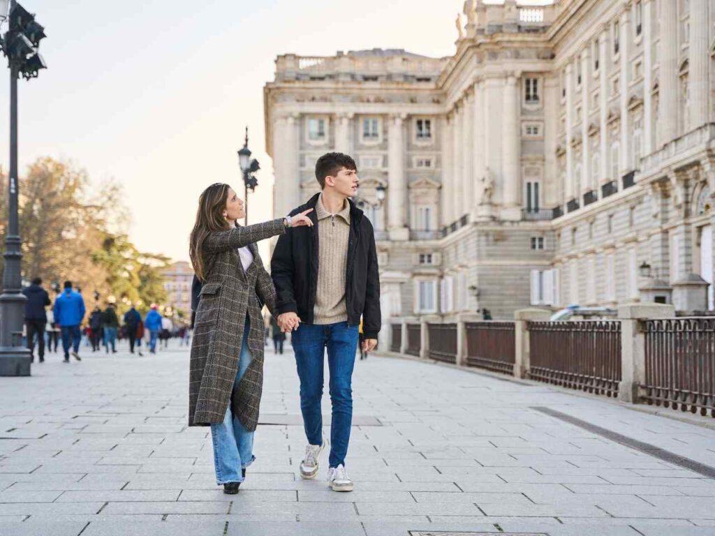 Casal cumprindo roteiro do que fazer em Madrid