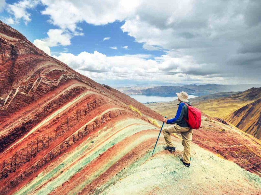 Homem escalando montanha no Peru