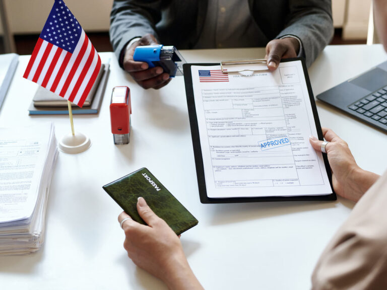 A taxa do visto americano passa a ser mais cara para imigrantes.