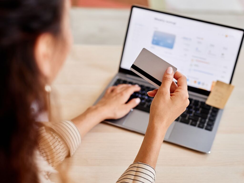 Mulher pagando compras na Loja virtual dos Correios