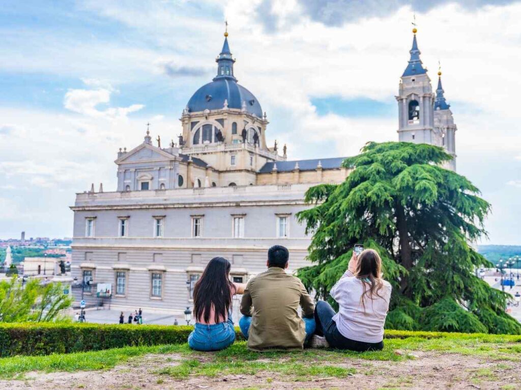 Viajantes admirando a Catedral de Almudena