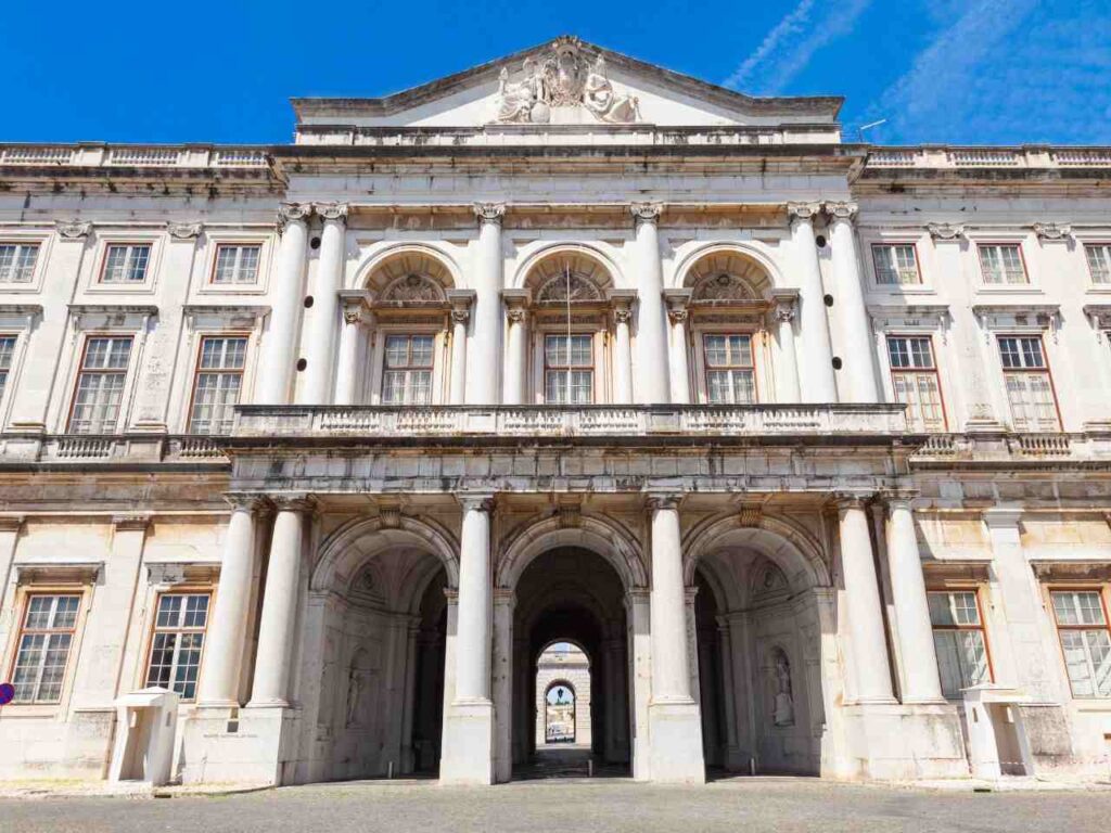 Entrada do Palácio Nacional da Ajuda em Lisboa