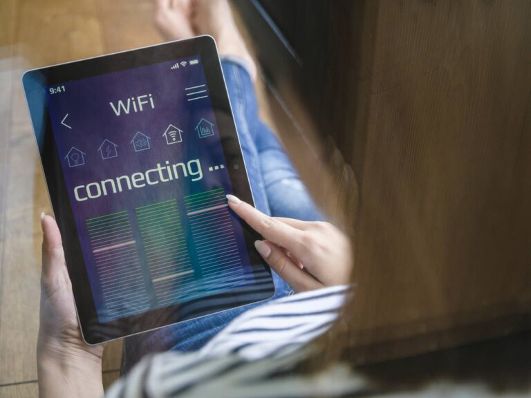 Mulher pesquisando o que é Wi-Fi 7 no tablet