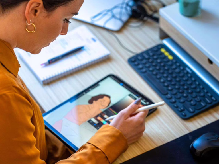 Mulher usando aplicativo para desenhar no tablet.