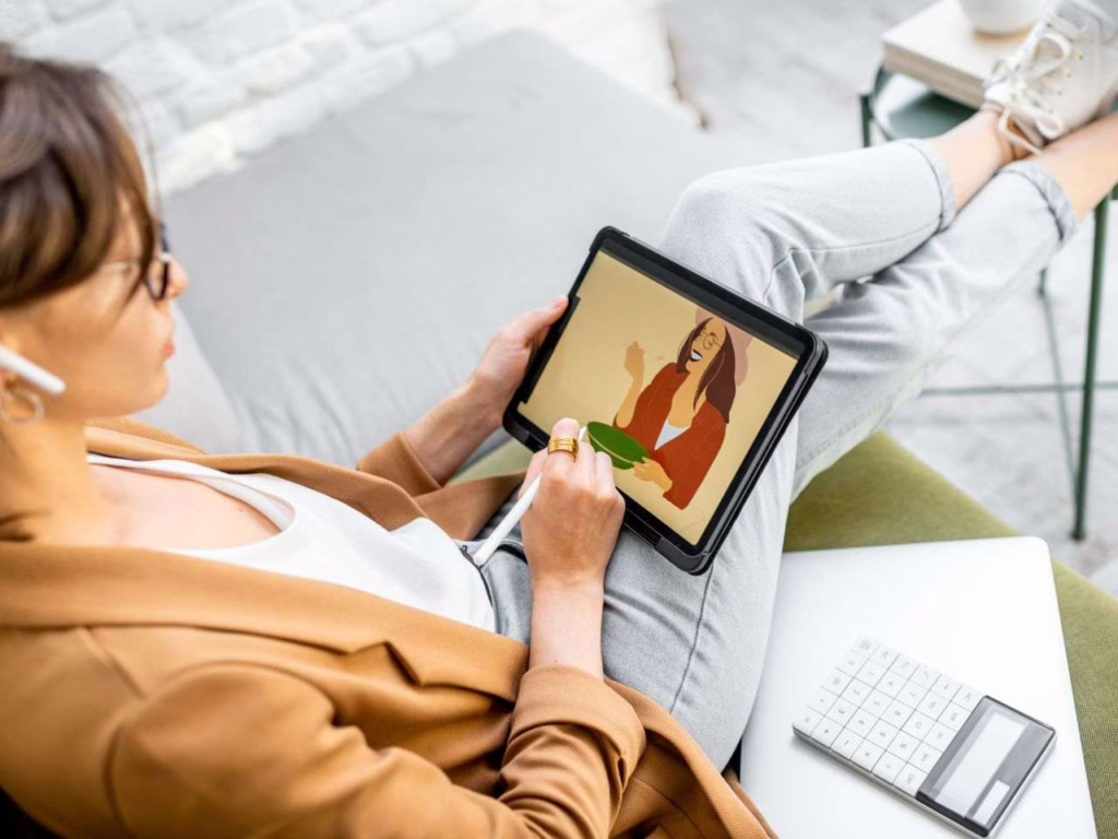 Mulher criando ilustração no tablet.