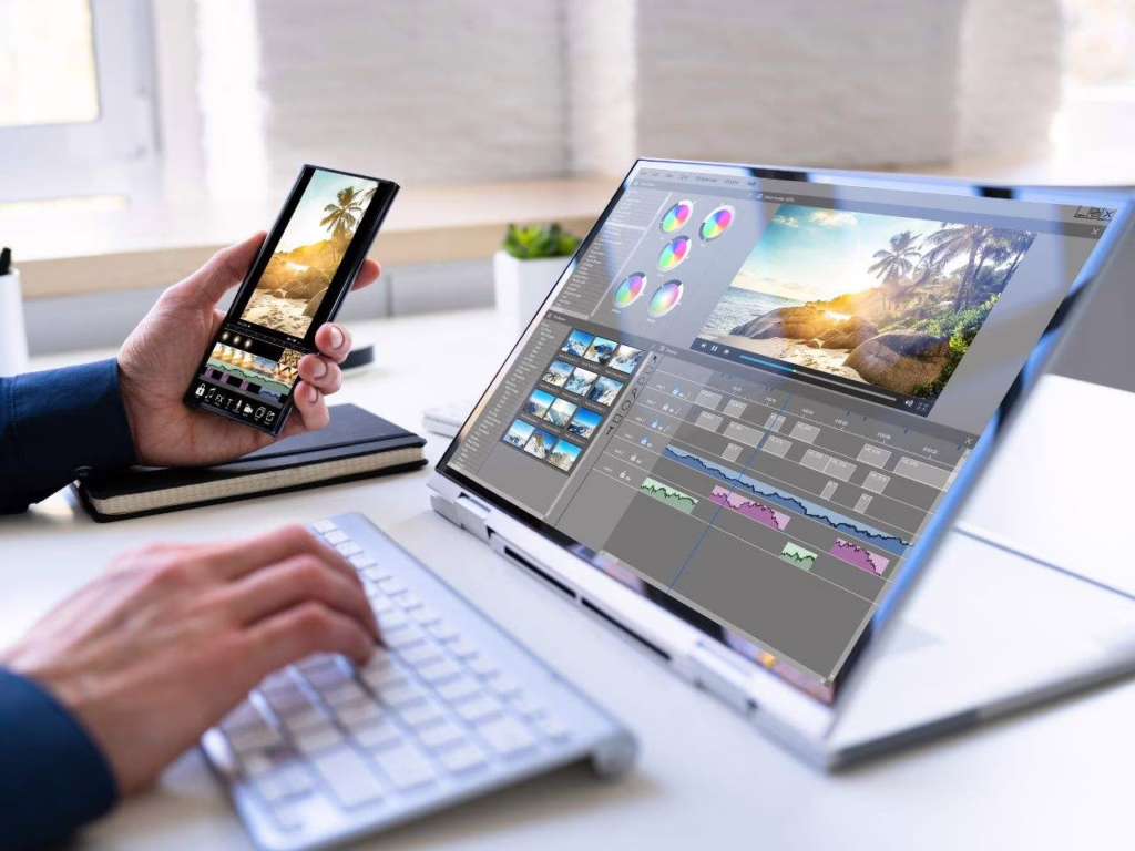 Homem usando app para editar fotos no celular e notebook.