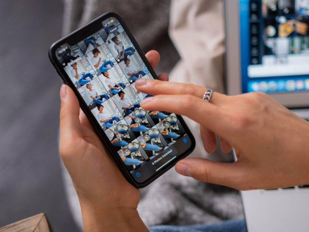 Homem usando o celular para editar fotos.