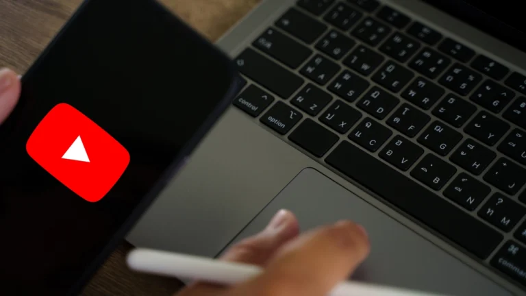 Celular representando a monetização do YouTube.
