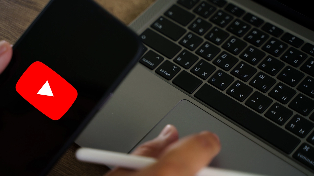 Celular representando a monetização do YouTube.
