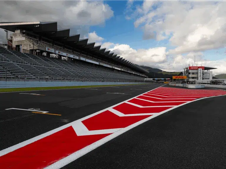 Pista de Fuji Speedway na reta principal com zebras vermelhas, arquibancadas e nuvens. Cenário das 6 Horas de Fuji 2025 do FIA WEC. Foto: site FIA WEC
