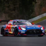 Mercedes-AMG GT3 azul com pintura da Verstappen Racing e Red Bull acelerando na pista de Nürburgring, representando onde assistir Max Verstappen de GT3