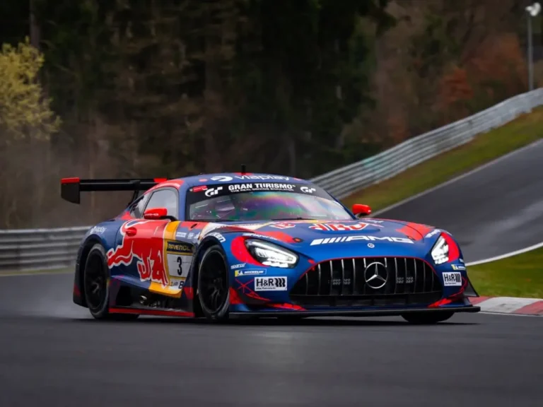 Mercedes-AMG GT3 azul com pintura da Verstappen Racing e Red Bull acelerando na pista de Nürburgring, representando onde assistir Max Verstappen de GT3