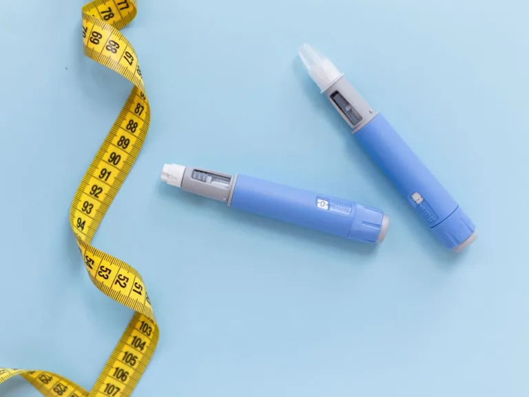 A caneta emagrecedora é um tipo de medicamento injetável que tem ganhado destaque por sua eficácia no tratamento da obesidade e do sobrepeso.
